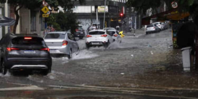 Litoral de São Paulo tem alerta para grandes volumes de chuva no fim de semana
