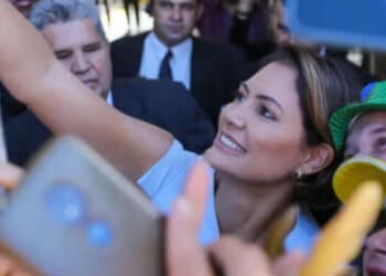 Michelle Bolsonaro lidera intenção de votos e ultrapassa Tarcísio de Freitas na corrida presidencial de 2026