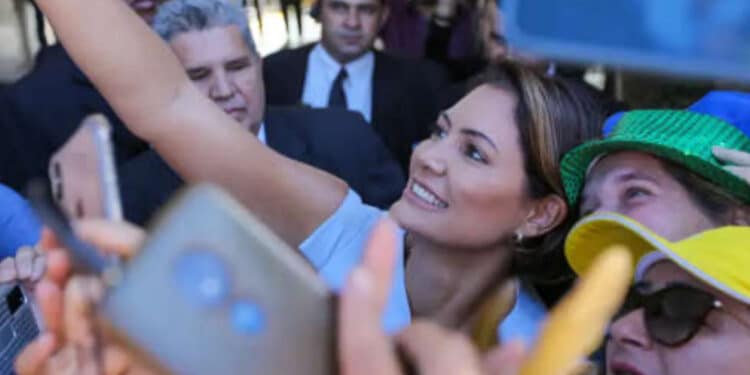 Michelle Bolsonaro lidera intenção de votos e ultrapassa Tarcísio de Freitas na corrida presidencial de 2026