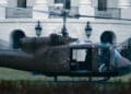 Homem rouba helicóptero militar e pousa no gramado da Casa Branca.
