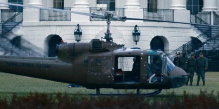 Homem rouba helicóptero militar e pousa no gramado da Casa Branca.