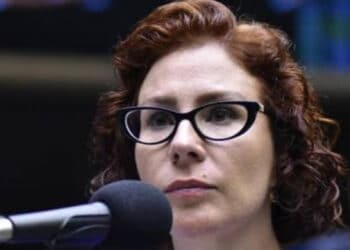 Zambelli protocola pedido de impeachment de Lula por fala sobre Holocausto
