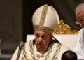 Papa Francisco celebra Vigília Pascal em meio a preocupações com sua saúde