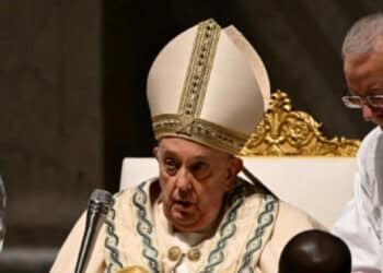 Papa Francisco celebra Vigília Pascal em meio a preocupações com sua saúde