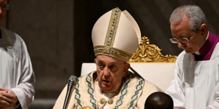 Papa Francisco celebra Vigília Pascal em meio a preocupações com sua saúde