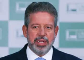 Lira manda recados para Lula após se desentender com Padilha