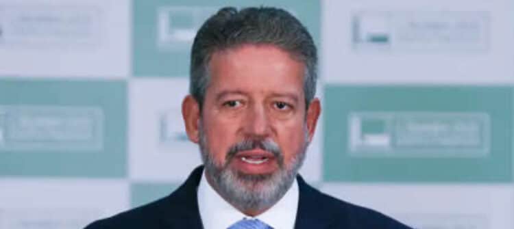 Lira manda recados para Lula após se desentender com Padilha