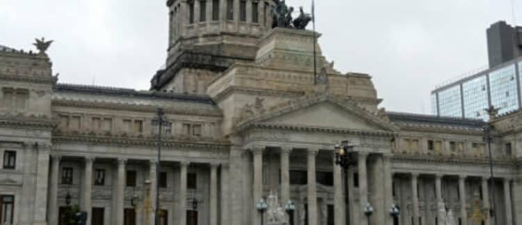 Polêmica na Argentina por aumento de salários de senadores em plena crise