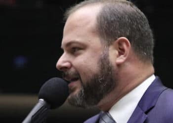 Vice-líder do governo na Câmara deixa cargo após divergir do Planalto sobre invasões do MST