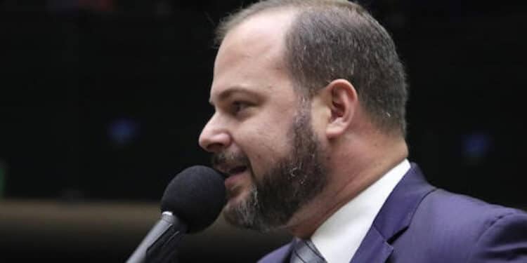 Vice-líder do governo na Câmara deixa cargo após divergir do Planalto sobre invasões do MST 45 Vice-líder do governo na Câmara deixa cargo após divergir do Planalto sobre invasões do MST