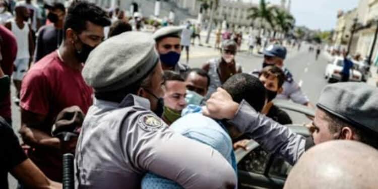 Organizações protestam contra prisão de jornalista em Cuba por críticas ao regime 45 Organizações protestam contra prisão de jornalista em Cuba por críticas ao regime