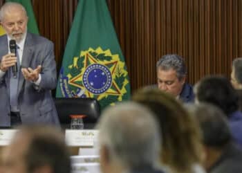 Lula cobra ministros por coordenação de falas e ações durante tragédia no RS