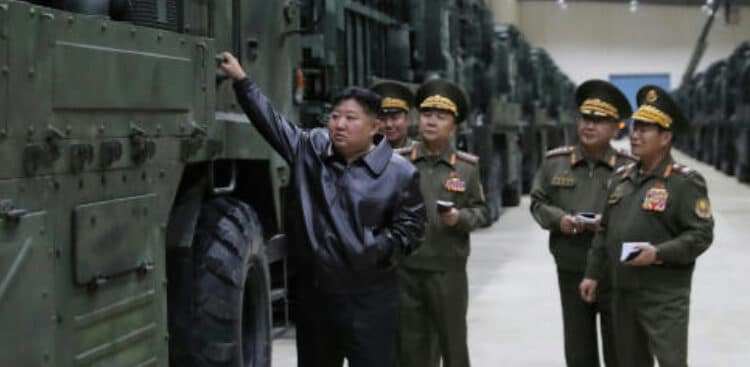 Irmã do líder norte-coreano nega exportação de armas para a Rússia