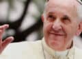 Líder do MST encontra Papa Francisco e pede bênção para bandeira do movimento; veja vídeo