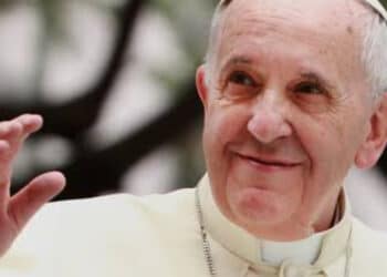Líder do MST encontra Papa Francisco e pede bênção para bandeira do movimento; veja vídeo