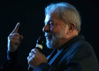 Lula enfrenta protesto de professores em SP e diz que país estava destroçado pelo negacionismo