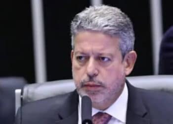Lira oficializa grupo sobre fake news com relator e líder da bancada evangélica
