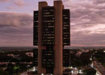 Mercado passa a ver inflação de 4% este ano e eleva projeções para do dólar, mostra Focus