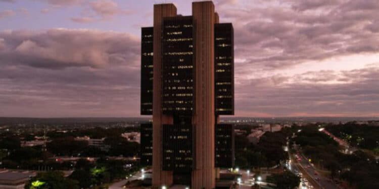 Mercado passa a ver inflação de 4% este ano e eleva projeções para do dólar, mostra Focus