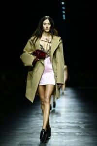 A Gucci, acaba de lançar sua mais nova coleção, marcando um ponto alto na moda mundial com peças que mesclam tradição e modernidade. 46 IMG 5186