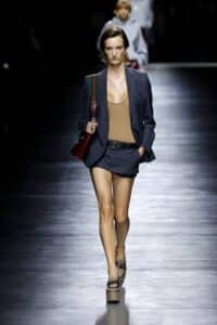 A Gucci, acaba de lançar sua mais nova coleção, marcando um ponto alto na moda mundial com peças que mesclam tradição e modernidade. 47 IMG 5187
