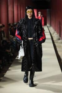A Gucci, acaba de lançar sua mais nova coleção, marcando um ponto alto na moda mundial com peças que mesclam tradição e modernidade. 48 IMG 5188