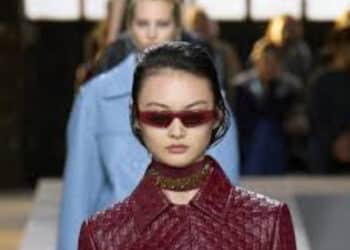 A Gucci, acaba de lançar sua mais nova coleção, marcando um ponto alto na moda mundial com peças que mesclam tradição e modernidade.