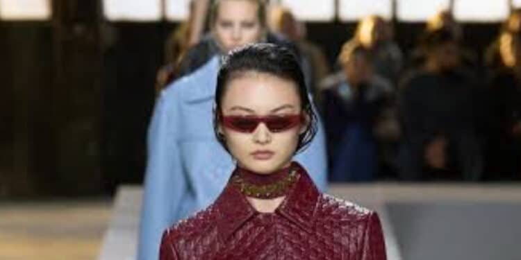 A Gucci, acaba de lançar sua mais nova coleção, marcando um ponto alto na moda mundial com peças que mesclam tradição e modernidade. 45 A Gucci, acaba de lançar sua mais nova coleção, marcando um ponto alto na moda mundial com peças que mesclam tradição e modernidade.
