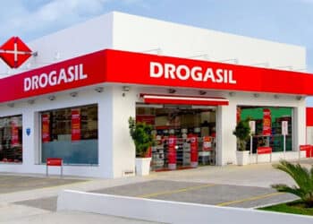 A Drogasil, uma das maiores redes de farmácias do Brasil, tem desempenhado um papel fundamental no setor farmacêutico.