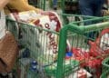 Carrinho de famílias no supermercado está mais cheio com inflação e desemprego em baixa
