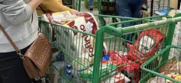 Carrinho de famílias no supermercado está mais cheio com inflação e desemprego em baixa
