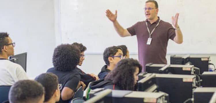 Novo Ensino Médio: Câmara aprova versão final sem espanhol e com 2,4 mil horas de carga básica
