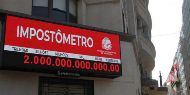 Arrecadação com tributos bate R$ 2 trilhões desde o início do ano no País