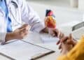 Dados recentes apontam que mais de 1,9 bilhões de adultos estão acima do peso, com 650 milhões classificados como obesos.