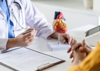 Dados recentes apontam que mais de 1,9 bilhões de adultos estão acima do peso, com 650 milhões classificados como obesos.