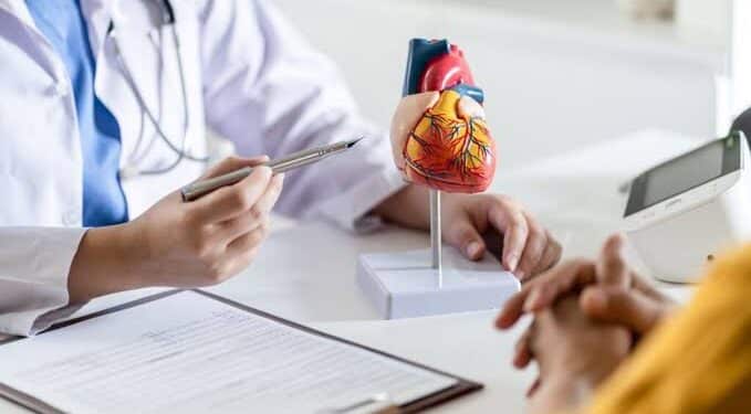 Dados recentes apontam que mais de 1,9 bilhões de adultos estão acima do peso, com 650 milhões classificados como obesos.