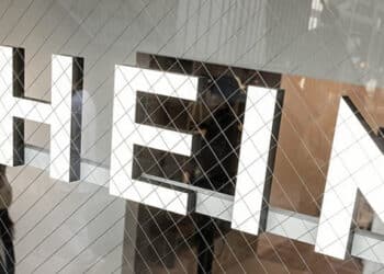 ‘Taxa das blusinhas’ entra em vigor. Como fica preço final?