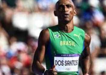 ‘Passei tranquilão’: Alison dos Santos tira o pé, se assusta com posição, mas avança nas Olimpíadas