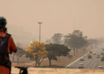 Brasília e outras capitais têm céu encoberto pela fumaça de queimadas neste domingo; veja