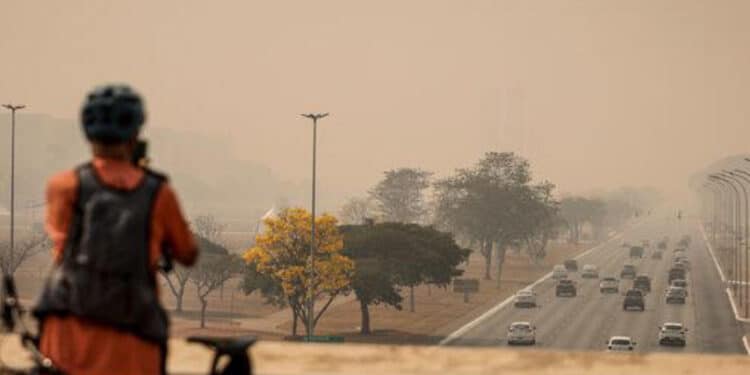 Brasília e outras capitais têm céu encoberto pela fumaça de queimadas neste domingo; veja