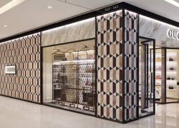 Visitar a Gucci no JK Iguatemi não é apenas uma questão de adquirir produtos; é uma imersão em um estilo de vida onde o requinte e a exclusividade são elevados ao seu ápice.
