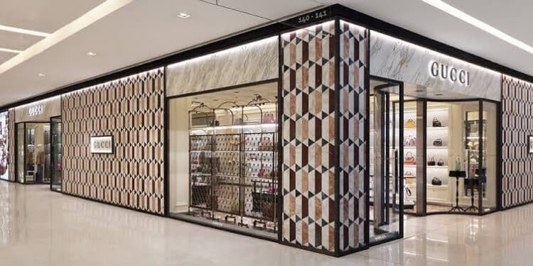 Visitar a Gucci no JK Iguatemi não é apenas uma questão de adquirir produtos; é uma imersão em um estilo de vida onde o requinte e a exclusividade são elevados ao seu ápice.