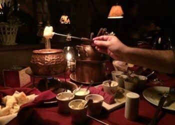 Chalezinho Reinventa a Tradição: Fondue de Bacon com Cheddar Volta ao Cardápio para Encantar Paladares.