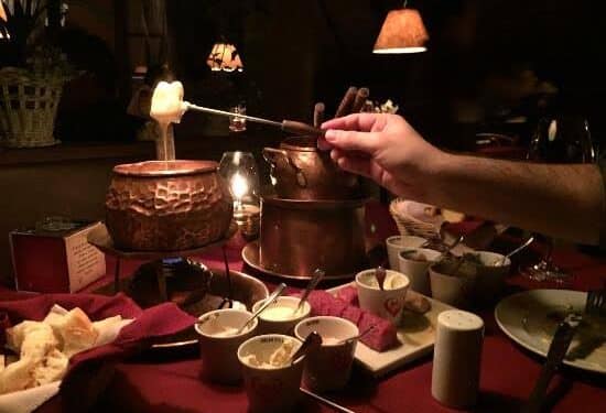 Chalezinho Reinventa a Tradição: Fondue de Bacon com Cheddar Volta ao Cardápio para Encantar Paladares.