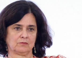 Queimadas pelo país estão impactando demanda por serviços de saúde, diz ministra