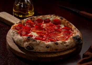 La Braciera: O Sabor Autêntico da Pizza Napolitana Chega à Sua Casa