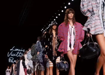 No dia 1º de outubro de 2024, a Louis Vuitton encerrou a Paris Fashion Week com um desfile deslumbrante
