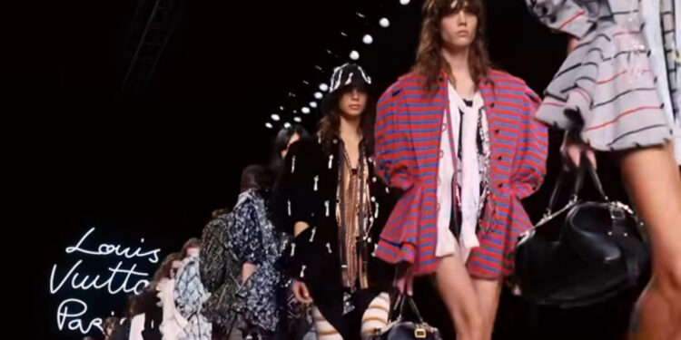 No dia 1º de outubro de 2024, a Louis Vuitton encerrou a Paris Fashion Week com um desfile deslumbrante