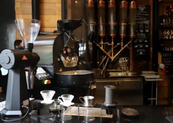 O ambiente acolhedor do Santo Grão e seu cardápio diversificado continuam a atrair os clientes em busca de um café especial e uma culinária saudável.