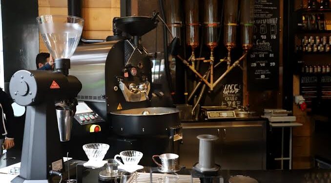 O ambiente acolhedor do Santo Grão e seu cardápio diversificado continuam a atrair os clientes em busca de um café especial e uma culinária saudável. 45 O ambiente acolhedor do Santo Grão e seu cardápio diversificado continuam a atrair os clientes em busca de um café especial e uma culinária saudável.